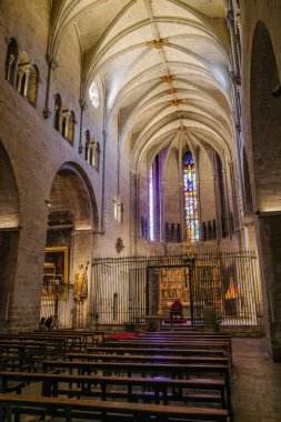 Girona, İspanya - 18 Temmuz 2024: Saint Felix, Girona, Katalonya Bazilikası 'nda merkez nav