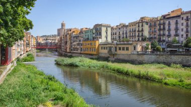 Girona, İspanya - 18 Temmuz 2024: Onyar Nehri boyunca renkli binalar, Girona, Katalonya