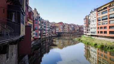 Girona, İspanya - 18 Temmuz 2024: Onyar Nehri boyunca renkli binalar, Girona, Katalonya