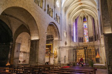 Girona, İspanya - 18 Temmuz 2024: Saint Felix, Girona, Katalonya Bazilikası 'nda merkez nav