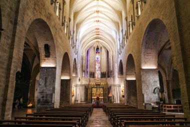 Girona, İspanya - 18 Temmuz 2024: Saint Felix, Girona, Katalonya Bazilikası 'nda merkez nav