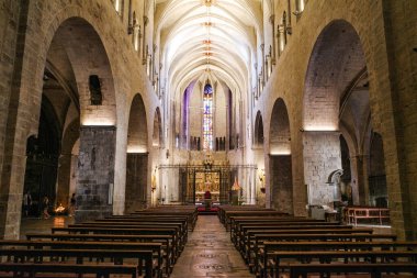 Girona, İspanya - 18 Temmuz 2024: Saint Felix, Girona, Katalonya Bazilikası 'nda merkez nav