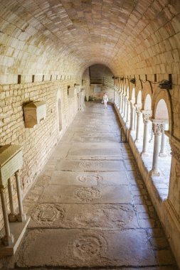 Girona, İspanya - 18 Temmuz 2024: Girona Katedrali 'ndeki Romen manastırı, Katalonya