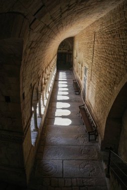 Girona, İspanya - 18 Temmuz 2024: Girona Katedrali 'ndeki Romen manastırı, Katalonya