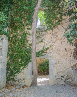 Girona, İspanya - 18 Temmuz 2024: Caserna bahçeleri Alemanys ve Girona Roma şehir duvarları