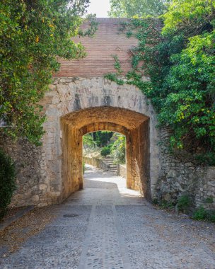Girona, İspanya - 18 Temmuz 2024: St. Christopher Kapısı ve antik şehir duvarları, Girona, Katalonya