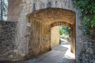 Girona, İspanya - 18 Temmuz 2024: St. Christopher Kapısı ve antik şehir duvarları, Girona, Katalonya