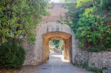 Girona, İspanya - 18 Temmuz 2024: St. Christopher Kapısı ve antik şehir duvarları, Girona, Katalonya