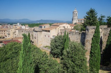Girona, İspanya - 18 Temmuz 2024: Antik Şehir Duvarlarından Girona Katedrali