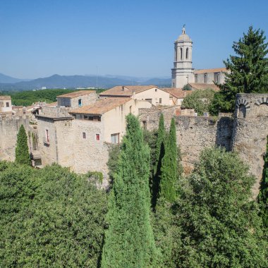 Girona, İspanya - 18 Temmuz 2024: Antik Şehir Duvarlarından Girona Katedrali