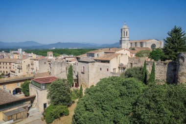 Girona, İspanya - 18 Temmuz 2024: Antik Şehir Duvarlarından Girona Katedrali