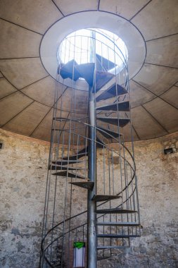 Girona, İspanya - 18 Temmuz 2024: Eski Şehir Duvarlarında Torre de Santo Domingo, Girona