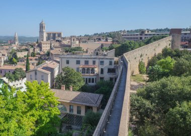 Girona, İspanya - 18 Temmuz 2024: Antik Şehir Duvarlarından Girona Katedrali