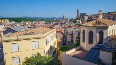 Girona, İspanya - 18 Temmuz 2024: Antik Şehir Duvarlarından Girona Katedrali
