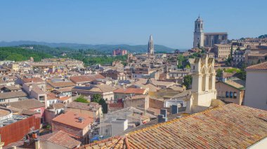 Girona, İspanya - 18 Temmuz 2024: Antik Şehir Duvarlarından Girona Katedrali