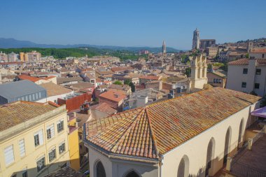 Girona, İspanya - 18 Temmuz 2024: Antik Şehir Duvarlarından Girona Katedrali