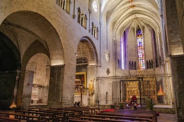 Girona, İspanya - 18 Temmuz 2024: Saint Felix, Girona, Katalonya Bazilikası 'nda merkez nav