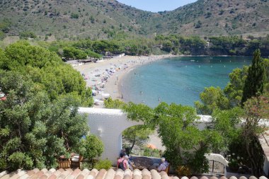 Güller, İspanya - 20 Temmuz 2024: El Bulli restoranının teraslarından Cala Montjoi 'nin manzarası, Costa Brava