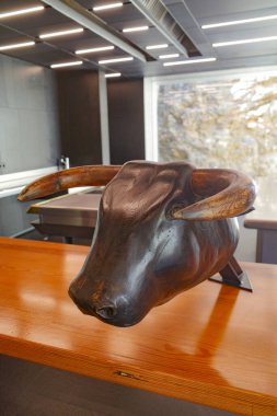 Güller, İspanya - 20 Temmuz 2024: Bulli 1846 restoranının mutfağında boğa başlı heykel, Cala Montjoi, Costa Brava