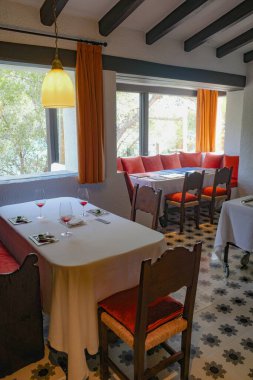 Güller, İspanya - 20 Temmuz 2024: El Bulli 1846 restoran müzesinde yemek odası, Cala Montjoi, Costa Brava