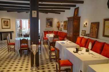 Güller, İspanya - 20 Temmuz 2024: El Bulli 1846 restoran müzesinde yemek odası, Cala Montjoi, Costa Brava