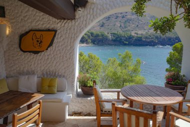 Güller, İspanya - 20 Temmuz 2024: El Bulli restoranındaki masalar, Cala Montjoi, Costa Brava