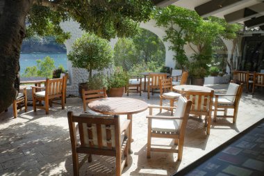 Güller, İspanya - 20 Temmuz 2024: El Bulli restoranındaki masalar, Cala Montjoi, Costa Brava