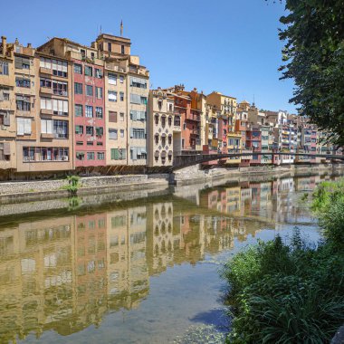 Girona, İspanya - 23 Temmuz 2024: Onyar Nehri 'ndeki renkli evler, Girona, Katalonya