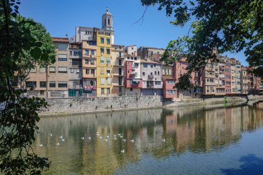 Girona, İspanya - 23 Temmuz 2024: Onyar Nehri 'ndeki renkli evler, Girona, Katalonya