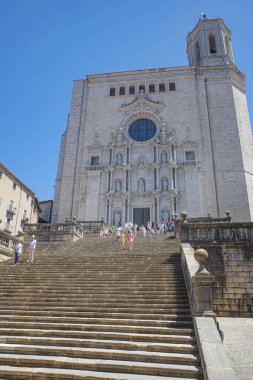 Girona, İspanya - 23 Temmuz 2024: Havarilerin Girona, Katalonya 'daki Aziz Mary Katedrali' ne girişi