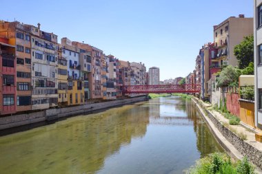 Girona, İspanya - 23 Temmuz 2024: Onyar Nehri 'ndeki renkli evler, Girona, Katalonya