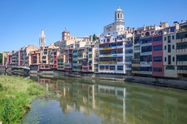 Girona, İspanya - 23 Temmuz 2024: Onyar Nehri 'ndeki renkli evler, Girona, Katalonya