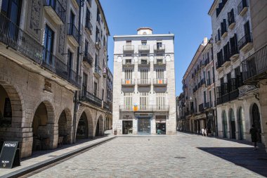 Girona, İspanya - 23 Temmuz 2024: Plaza del Vi, Girona, Katalonya 'daki tarihi binalar