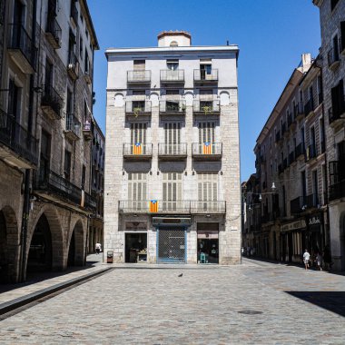 Girona, İspanya - 23 Temmuz 2024: Plaza del Vi, Girona, Katalonya 'daki tarihi binalar