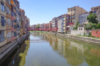 Girona, İspanya - 23 Temmuz 2024: Onyar Nehri 'ndeki renkli evler, Girona, Katalonya