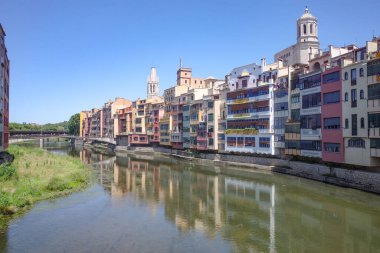 Girona, İspanya - 23 Temmuz 2024: Onyar Nehri 'ndeki renkli evler, Girona, Katalonya