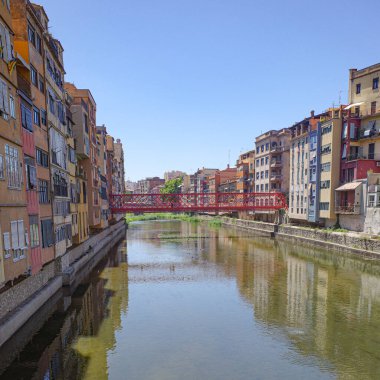 Girona, İspanya - 23 Temmuz 2024: Onyar Nehri 'ndeki renkli evler, Girona, Katalonya