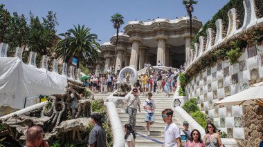 Barselona, İspanya - 28 Temmuz 2024: Gaudi 'deki turistler Park Guell, Barcelona, İspanya' yı tasarladılar.