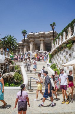 Barselona, İspanya - 28 Temmuz 2024: Gaudi 'deki turistler Park Guell, Barcelona, İspanya' yı tasarladılar.