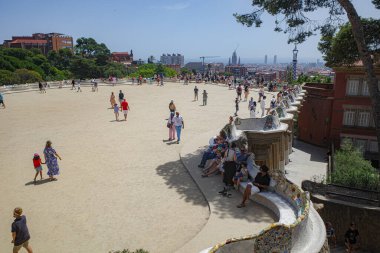 Barselona, İspanya - 28 Temmuz 2024: Gaudi 'deki turistler Park Guell, Barcelona, İspanya' yı tasarladılar.