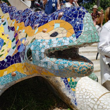 Barselona, İspanya - 28 Temmuz 2024: 'El Drac, Antoni Gaudi, Park Guell, Barselona, İspanya tarafından yaratılan çarpıcı bir mozaik kertenkele.