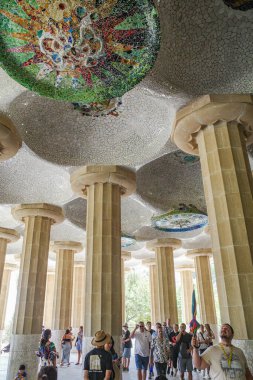 Barselona, İspanya - 28 Temmuz 2024: Sala Hipostila, Park Guell, Barcelona, İspanya