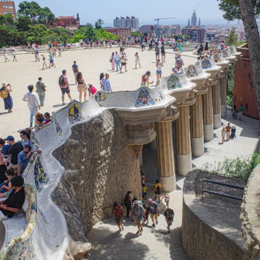 Barselona, İspanya - 28 Temmuz 2024: Gaudi 'deki turistler Park Guell, Barcelona, İspanya' yı tasarladılar.