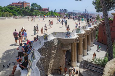 Barselona, İspanya - 28 Temmuz 2024: Gaudi 'deki turistler Park Guell, Barcelona, İspanya' yı tasarladılar.