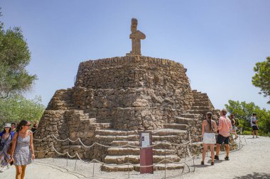 Barselona, İspanya - 28 Temmuz 2024: Park Guell, Barcelona, İspanya 'da üç haç noktası
