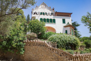 Barselona, İspanya - 28 Temmuz 2024: Park Guell, Barcelona, Katalonya 'da Casa Trias inşaatı