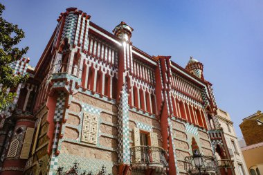Barcelona, İspanya - 28 Temmuz 2024: Casa Vicens 'in dış mimarı Antoni Gaudi