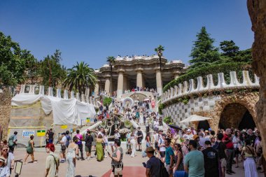Barselona, İspanya - 28 Temmuz 2024: Gaudi 'deki turistler Park Guell, Barcelona, İspanya' yı tasarladılar.