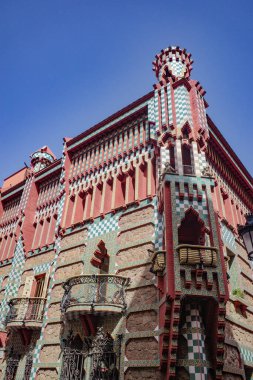 Barcelona, İspanya - 28 Temmuz 2024: Casa Vicens 'in dış mimarı Antoni Gaudi