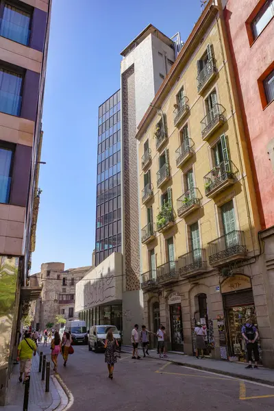 Barselona, İspanya - 29 Temmuz 2024: El Doğumu ve Barselona Gotik Bölgesi 'nde renkli balkonlar ve İspanyol mimarisi